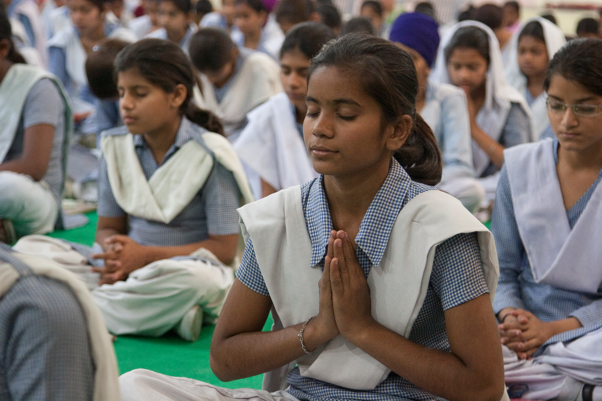 o60-Amritsar-Prayer-girl